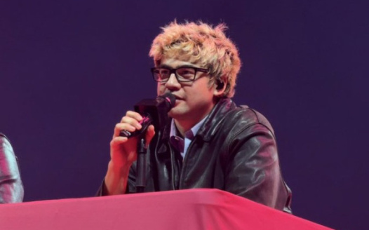 Calum wear glasses more often (on stage!)